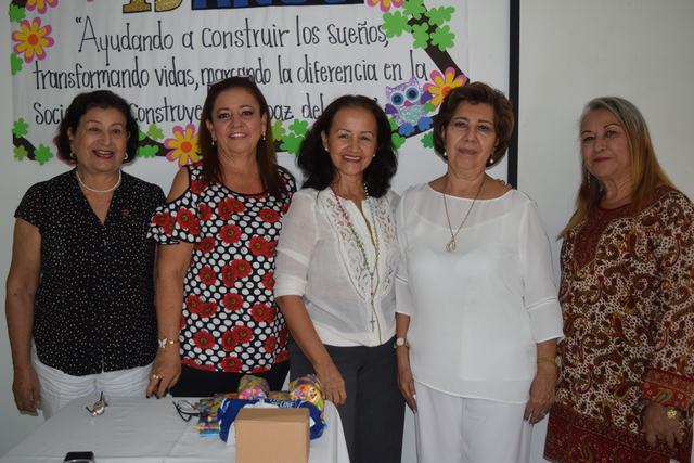 Alba Calderón, Rocío Medina,  Gloria Medina, Nubia Villa, Toti Conde.